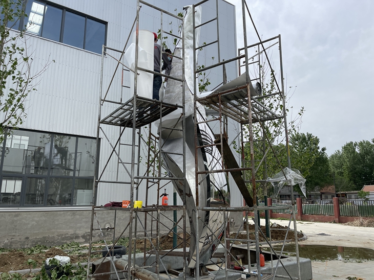 Packing of the Mirror Polished Steel Sculpture before Shipping