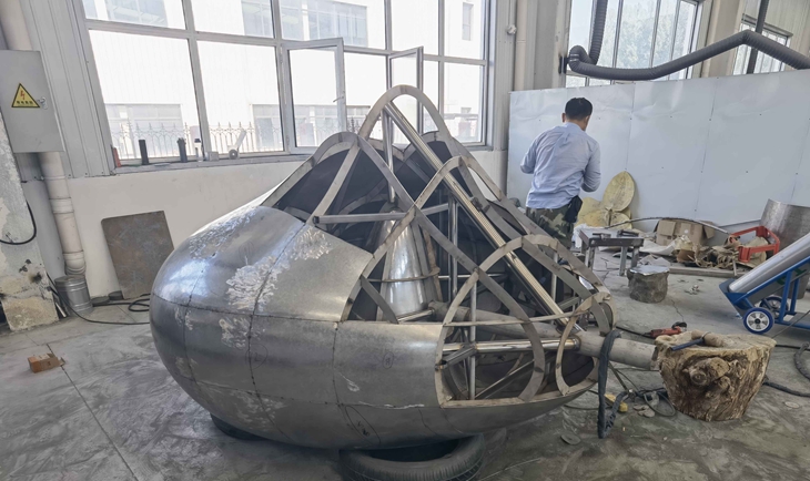 LOVE ME Fabricating in Sino Sculpture´s Tianjin Foundry