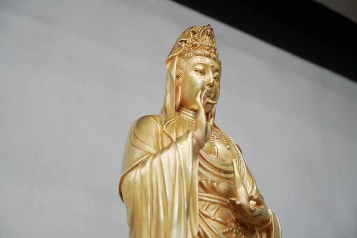 Half Details of Bronze Kuan Yin Statue