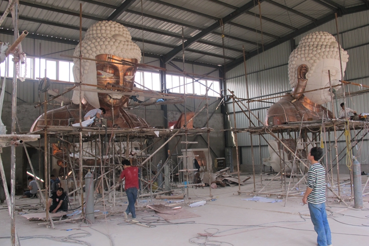 Hand Forging Cooper Bronze Panels on the Model of Medicine Buddha Statue