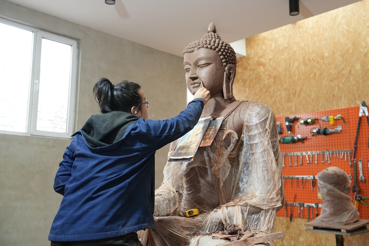 1:1 clay modeling for bronze Padmasambhava statue in Sino factory