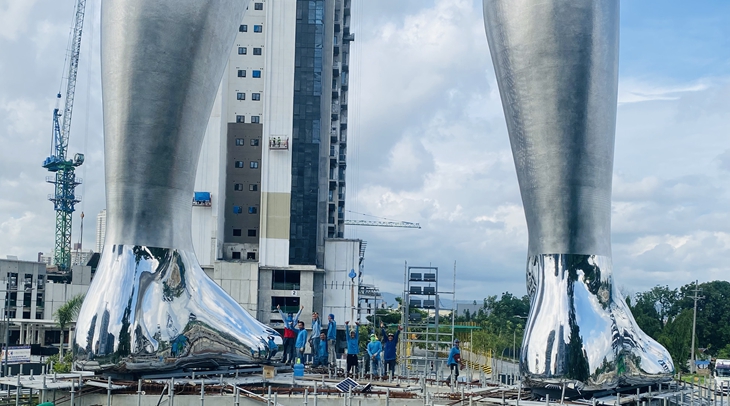 Close-shot of the Site Installation Team under the Feet of the Victor Statue