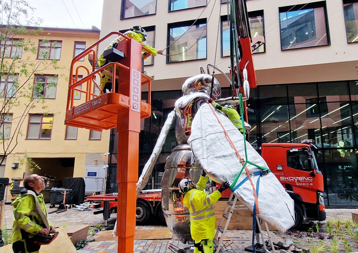 Site Installing of the Mirror Polished Steel To Bee Sculpture in Sept. 2024