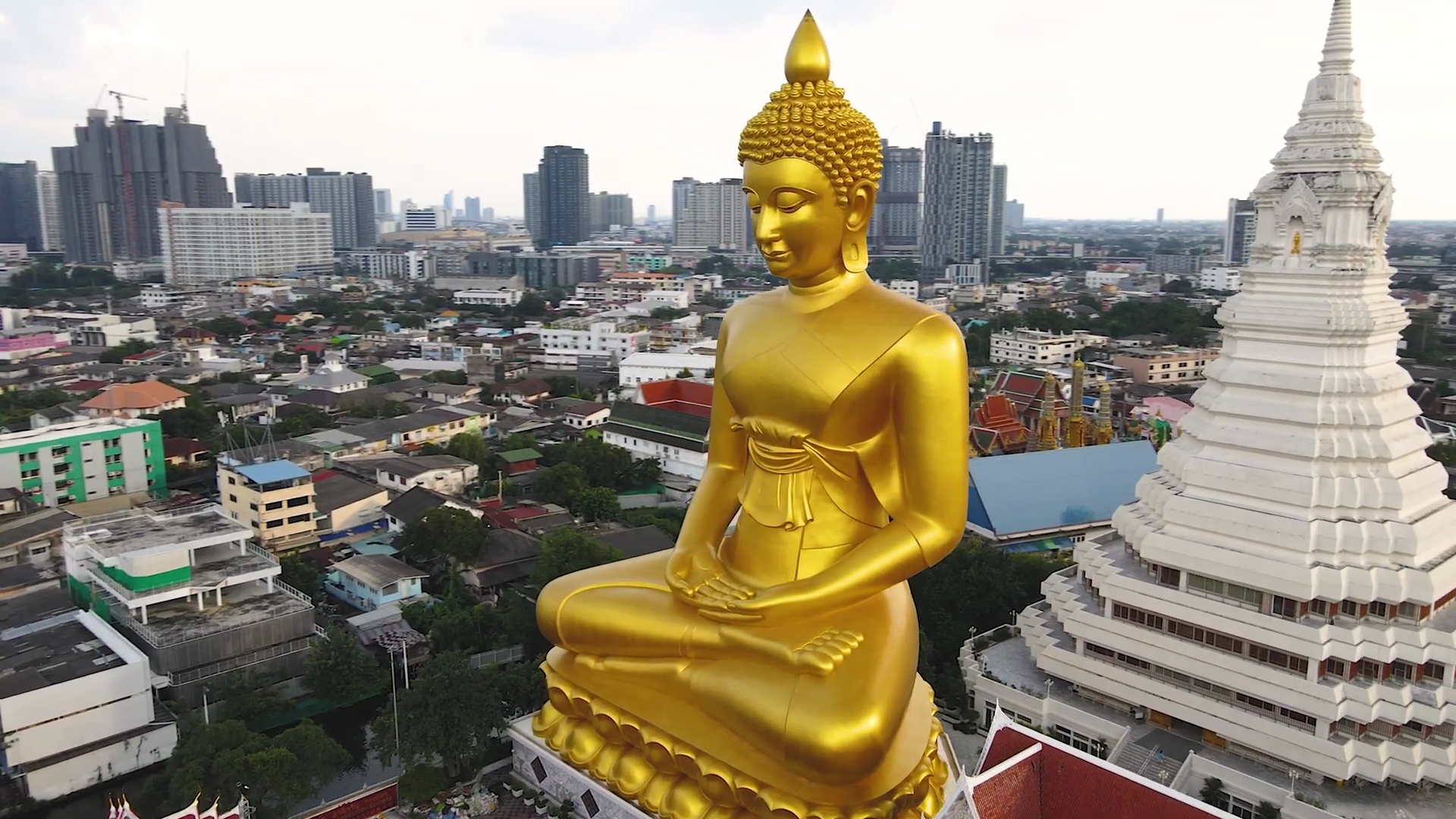 Phra Buddha Dhammakāya Thepmongkhon statue